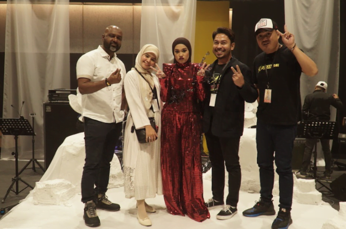 THIS IS ERNIE ZAKRI SHOWCASE