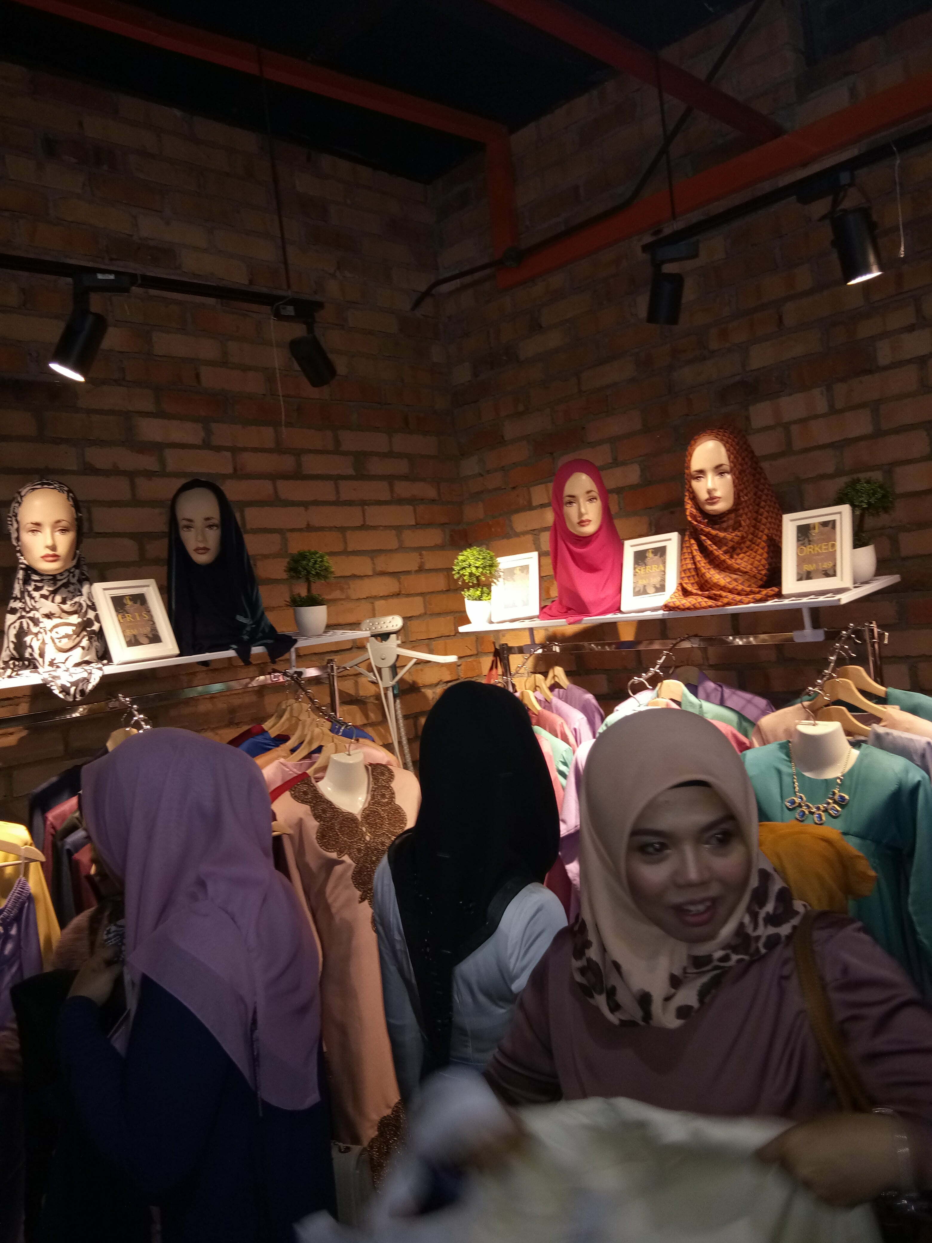 CahayaTaj Bakal Menyerikan Aidilfitri 2017 Anda Dengan Koleksi .....