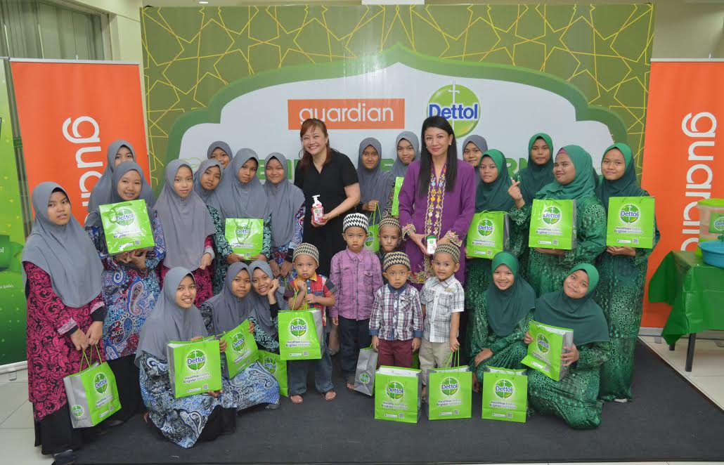 Guardian Malaysia & Dettol Menceriakan Rumah Kebajikan Ramadan Ini