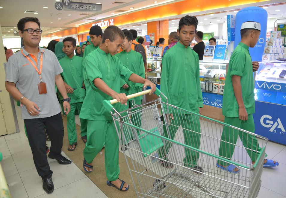 Guardian Malaysia & Dettol Menceriakan Rumah Kebajikan Ramadan Ini