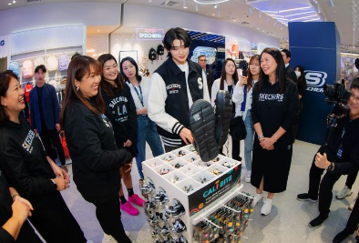 CHA EUN-WOO RASMI CAWANGAN SKECHERS DI THE EXCHANGE TRX